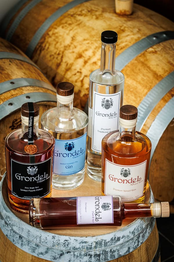 Botellages van grondels premium alcohols op wijnvaten, whiskey, gin en likeuren, ambachtelijke distillate, distillateurskunst.