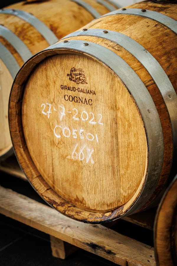 Houten wijnvaten in distilleerderij van Giraud-Galiana, klaar voor rijping.